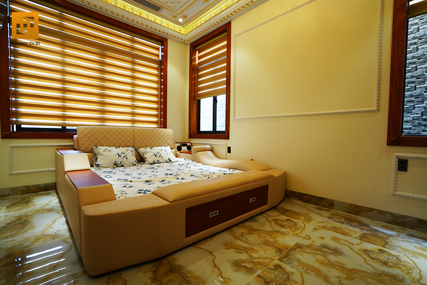 Không gian phòng ngủ master của vợ chồng gia chủ được thiết kế ấm áp với chiếc giường rộng lớn, êm ái.