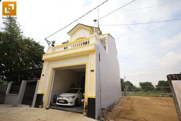 Mặt tiền căn nhà phố 2 tầng tân cổ điển gia đình anh Khánh. Ảnh 4