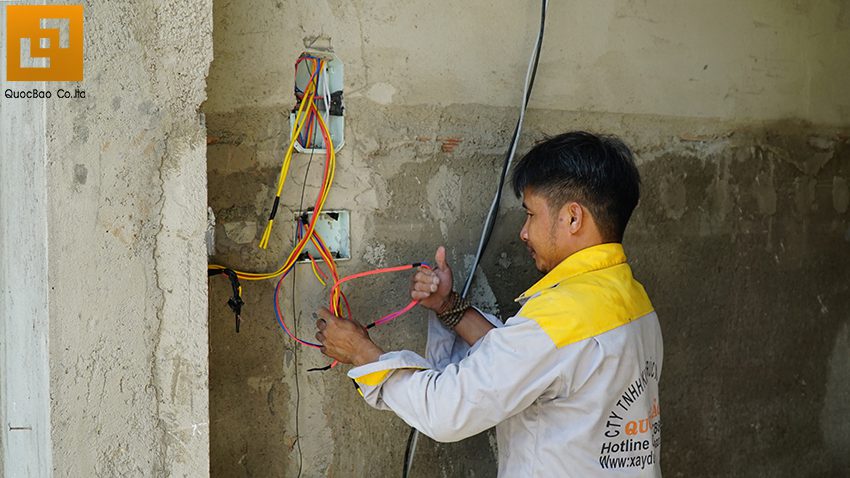 Kỹ sư Quốc Bảo kiểm tra đường dây điện âm trước khi ốp gạch tường
