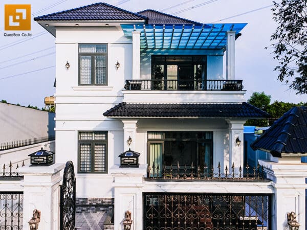 Năng Lực Thi Công 45 Hình khối khỏe khoắn, vuông vức với các đường nét trang trí trên gam màu trắng chủ đạo, tôn dáng vẻ thanh lịch và vững chãi của ngôi nhà