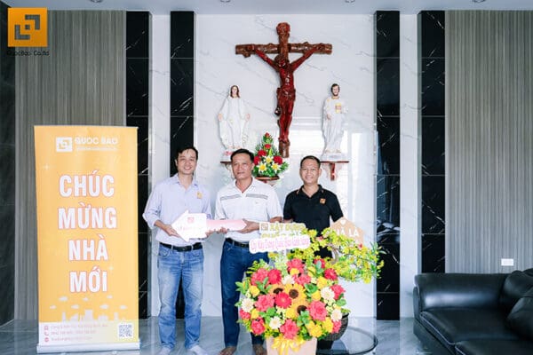 Đại diện công ty Xây Dựng Quốc Bảo bàn giao nhà cho gia chủ